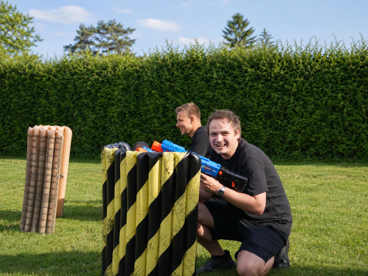 Schovaný za krytem